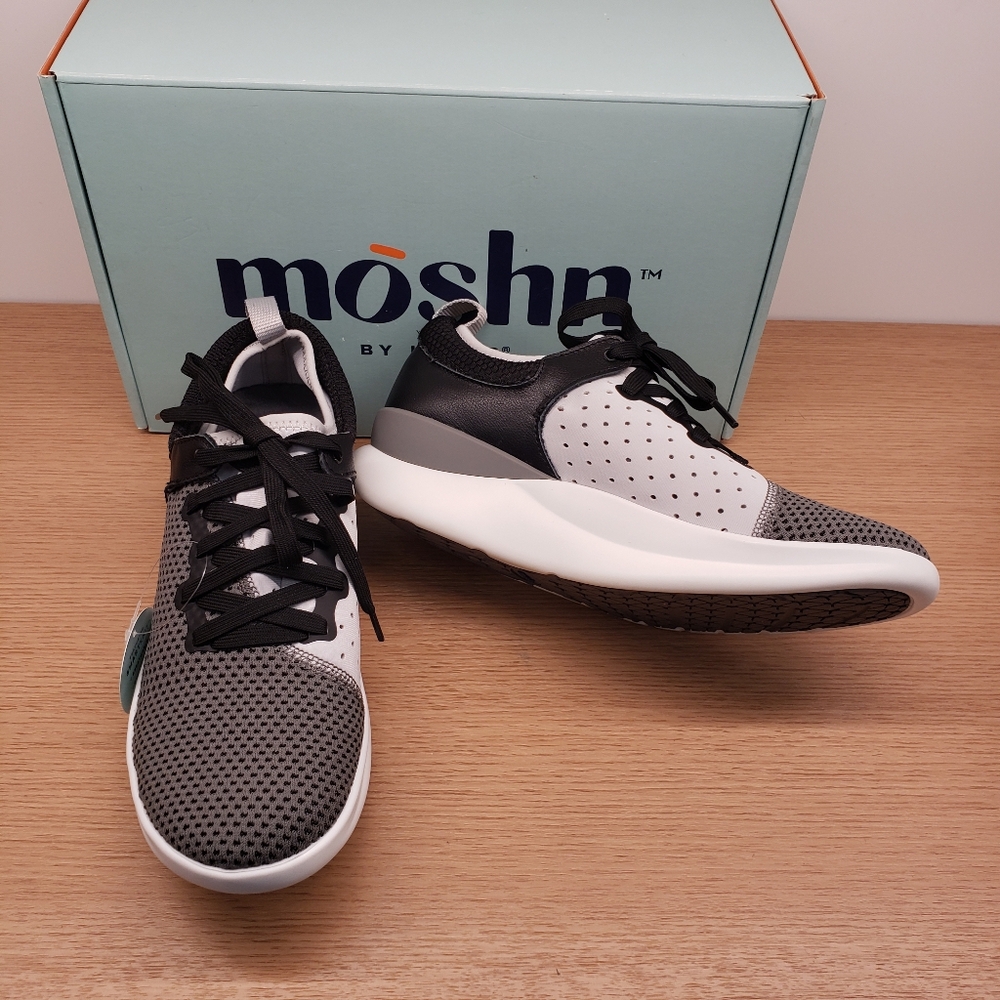 Moshn womens size 8 Medium  shoes oil and slip resistant